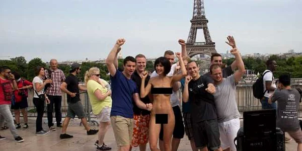 O artista elvetiana a fost arestata pentru ca a facut selfiuri nud la Turnul Eiffel FOTO via Daily Mail
