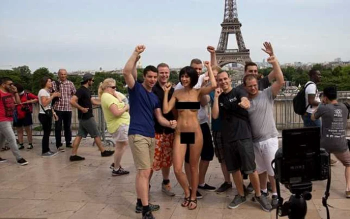 O artistă elveţiană a făcut selfie-uri nud cu turiştii la Turnul Eiffel FOTO via Daily Mail