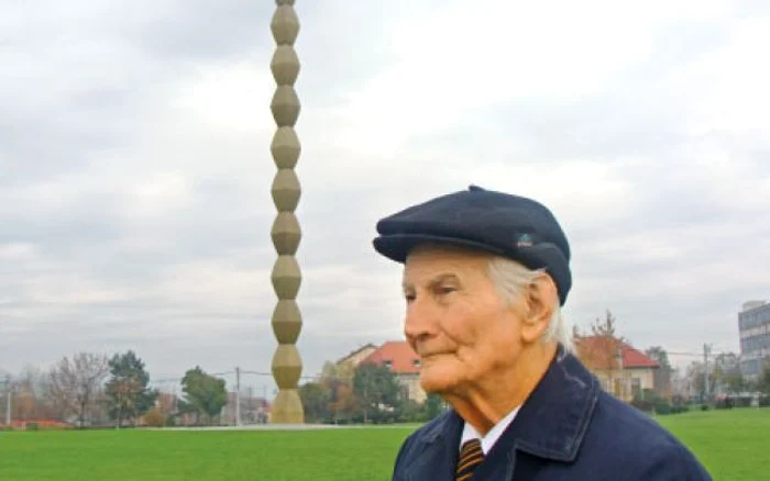Tănăsie Lolescu era un tânăr activist comunist în 1953 când a încercat să dărâme Coloana brâncușiană cu ajutorul unor lanțuri legate de un tractorFoto: adevarul.ro