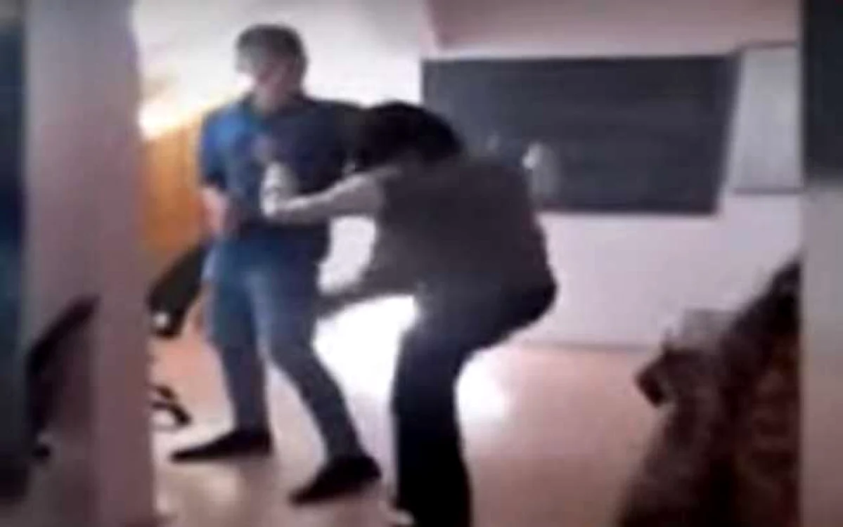 Trei eleve dintr-o şcoală din judeţul Braşov s-au bătut în clasă FOTO Adevărul