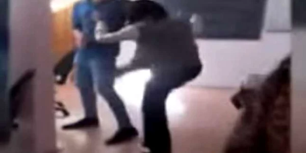 Trei eleve dintr-o şcoală din judeţul Braşov s-au bătut în clasă FOTO Adevărul
