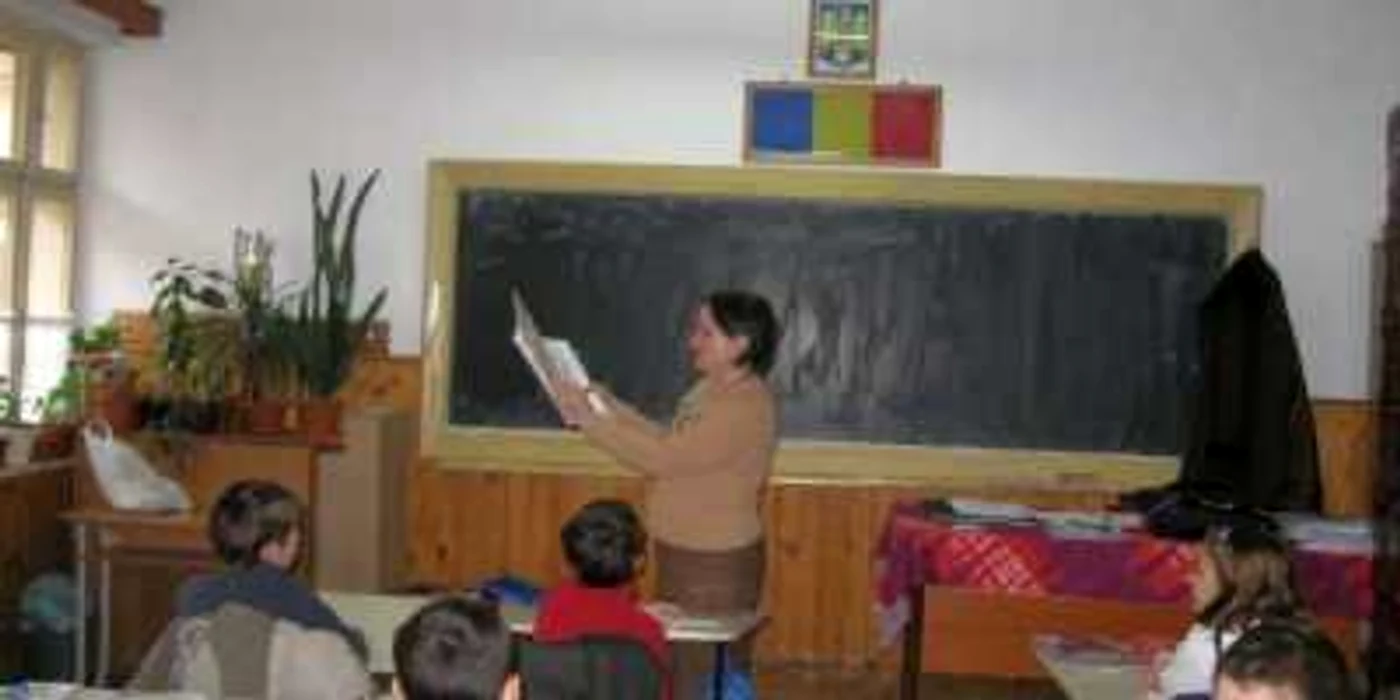 Profesorii mureşeni îşi cer în instanţă banii de concediu