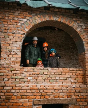 Familia Danei Rogoz restaurează o casă la Viscri / Sursa: Facebook