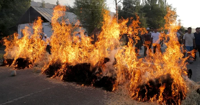 Susţinători ai fostul preşedinte kîrgîz îi păzesc casa în timp ce forţele de de ordine încearcă să-l reţină pe  Almazbek Atambayev Foto EPA EFE