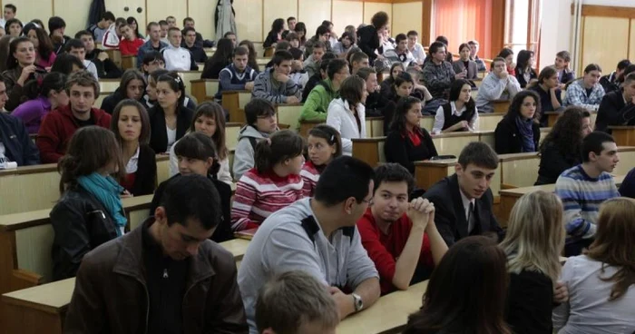 Craiova: Studenţii sunt fericiţi că unii profesori nu sunt exigenţi.