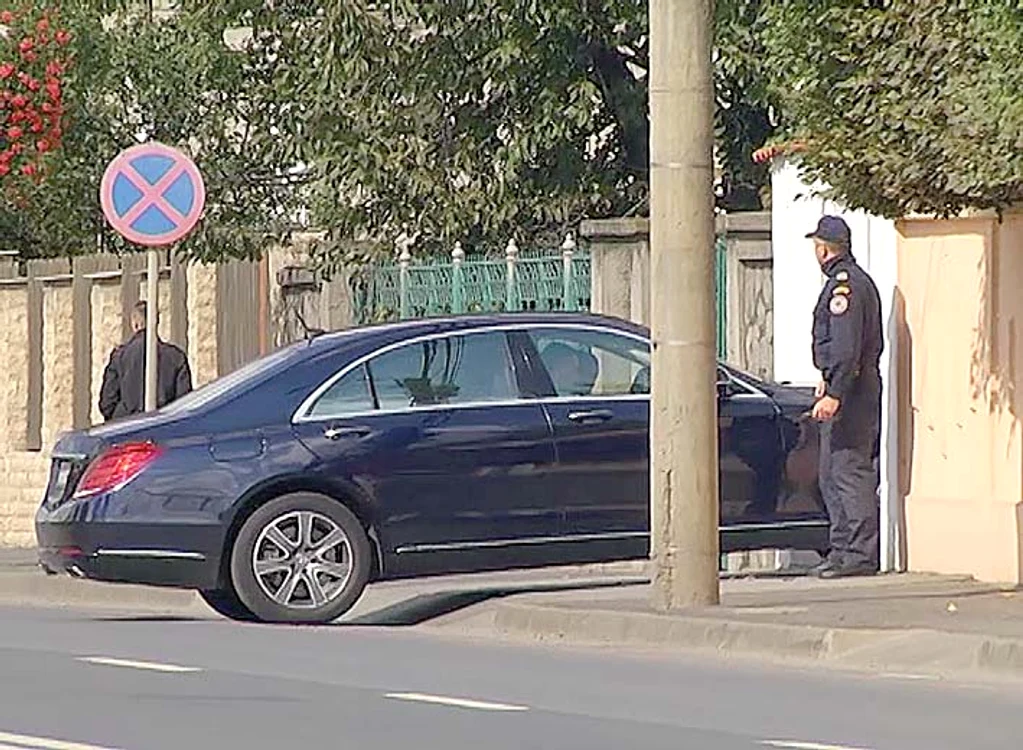 Klaus Iohannis,  surprins când intră  cu maşina în curtea  casei din Sibiu, ieri la prânz