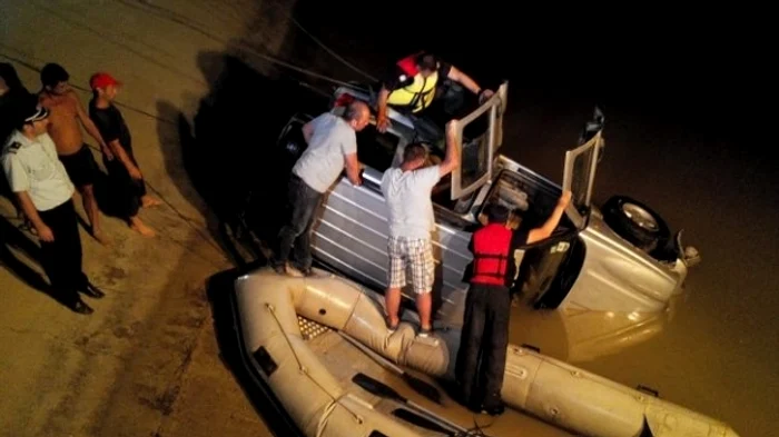 Autovehiculul a fost găsit răsturnat în canal. El a fost scos cu ajutorul localnicilor din Verneşti (foto: rtv.net)