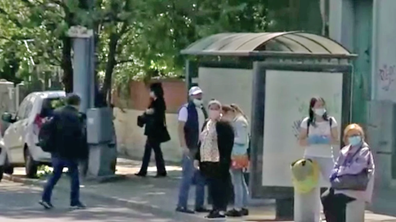 Și-n stații este plin de lume care nu respectă distanțarea comandată 