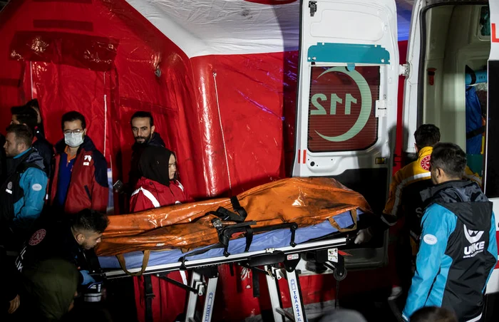 Paramedici transportând un cadavru scos din mina Bartin FOTO EPA-EFE