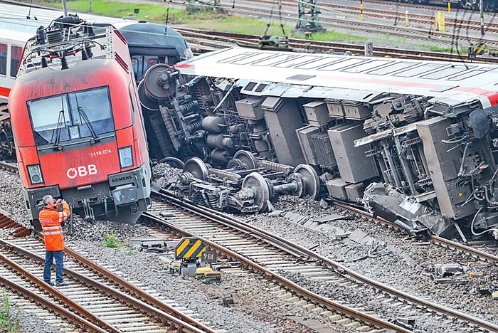 
    Un tren de pasageri şi unul de marfă s-au ciocnitFoto: Afp  