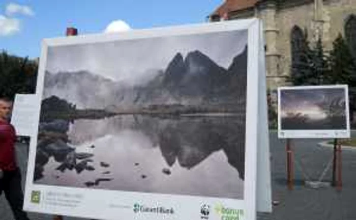 Imagini din expoziţia itinerantă a fotografului Dan Dinu. Piaţa Unirii din Cluj