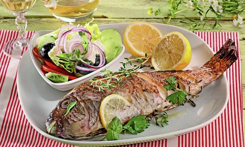 peste la gratar cu salata mediteraneana jpeg