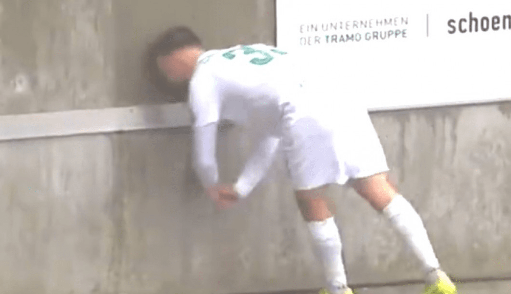 Cea mai bizară accidentare! Denis Japel s-a înfipt cu capul într-un zid și a rămas inert VIDEO