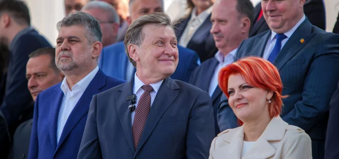 Crin Antonescu, flancat de Marcel Ciolacu și Olguța Vasilescu FOTO Facebook
