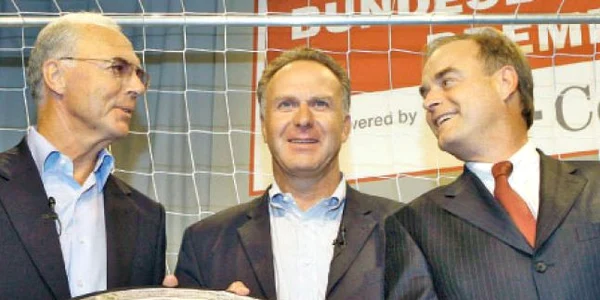Beckenbauer (stânga) şi Rummenigge (centru), doi dintre preşedinţii lui Bayern 