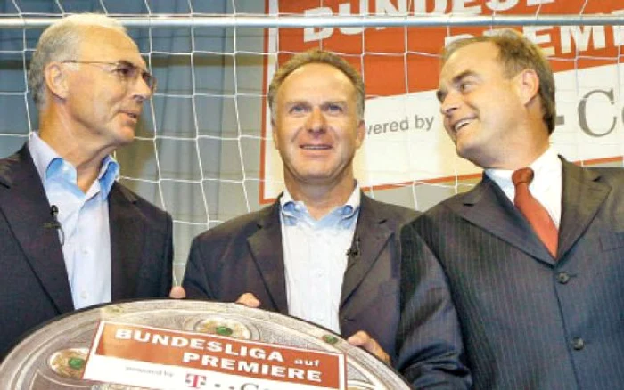 Beckenbauer (stânga) şi Rummenigge (centru), doi dintre preşedinţii lui Bayern 