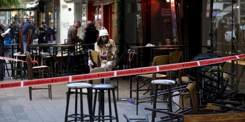 Un martor ocular israelian stă cu câinele la locul unui atac armat în Tel Aviv