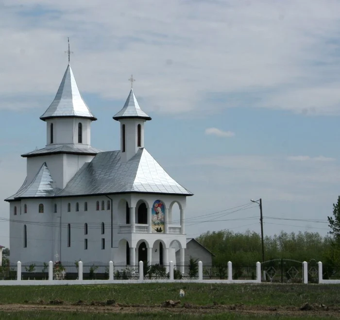 Biserica ridicată de Gigi Becali pentru sinistraţi