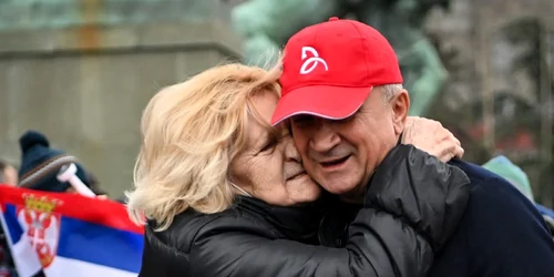 Srdjan Djokovic tatăl jucătorului de tenis sârb Novak Djokovic este îmbrăţişat de un fan al fiului său în timpul unui miting la Belgrad Serbia FOTO AFP