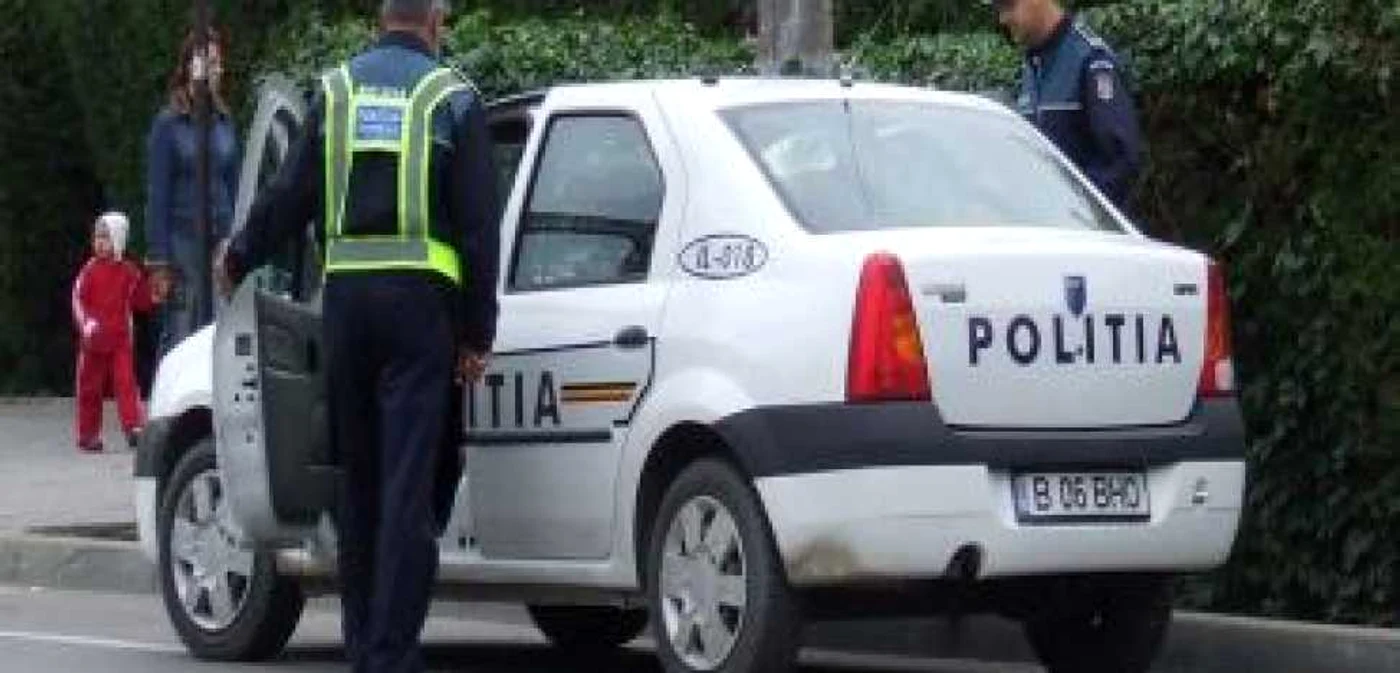 Suceava: Prins fără permis după ce un motociclist i-a lovit maşina