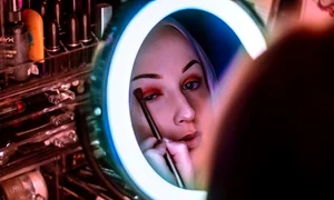 femeie in oglinda2 jpeg