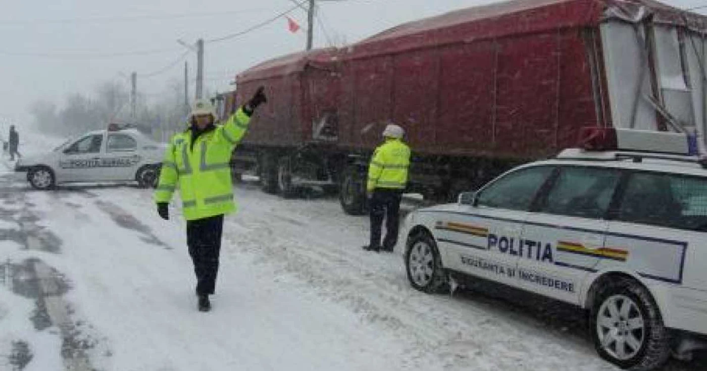 Poliţia Rutieră supraveghează traficul pe drumurile din judeţ