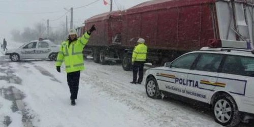 Poliţia Rutieră supraveghează traficul pe drumurile din judeţ