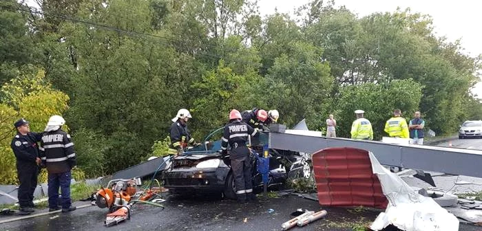 
    Poarta a căzut peste mașina care staționa chiar sub ea   