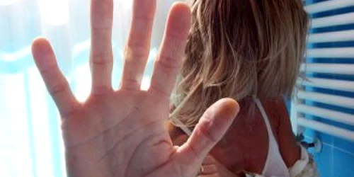 Jurnaliştii comit mai multe greşeli atunci când scriu despre victimele violenţei domestice