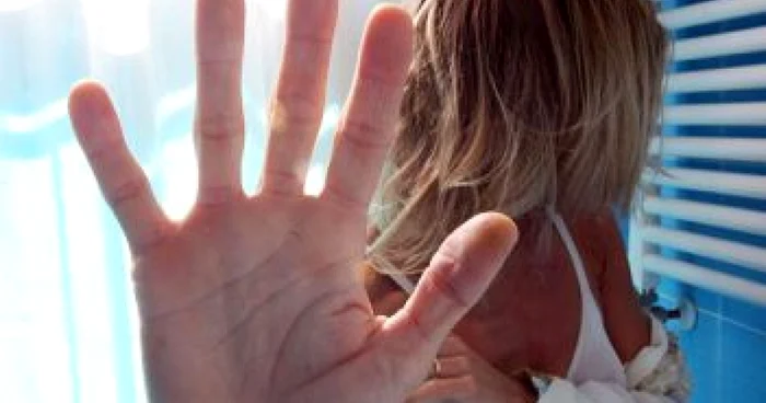 Jurnaliştii comit mai multe greşeli atunci când scriu despre victimele violenţei domestice