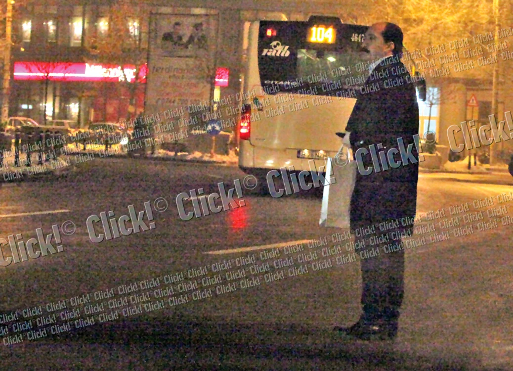 Actorul a poposit fix  în mijlocul străzii, aşteptând dezorientat