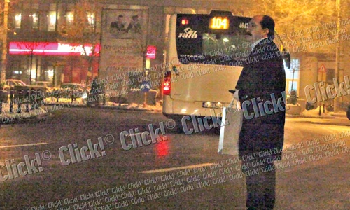 Actorul a poposit fix  în mijlocul străzii, aşteptând dezorientat jpeg