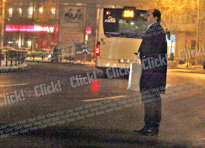 Actorul a poposit fix  în mijlocul străzii, aşteptând dezorientat