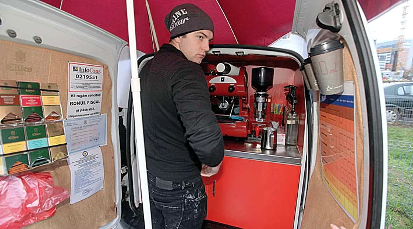 Andrei prepară cafeaua în spatele Renault-ului, utilat exact ca un bar