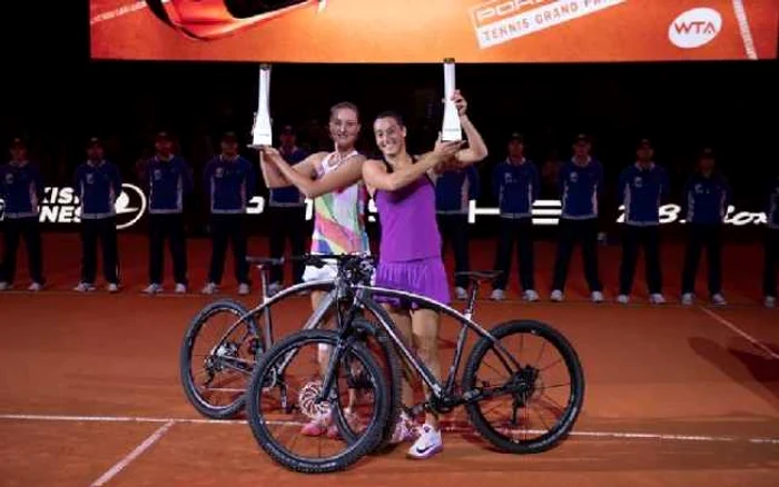 Carolina Garcia şi Kristine Mladenovici au primit câte o bicicletă