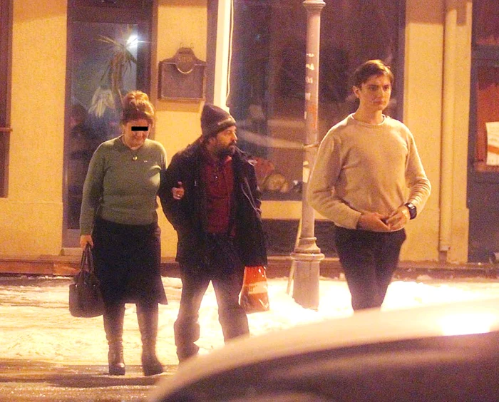 Solistul e condus de braţ de doamna binevoitoare