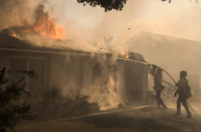 Pompieri se luptă cu incendiul Thomas care a pornit peste noapte în Ventura California Statele Unite ale Americii FOTO EPA-EFE / John Cetrino