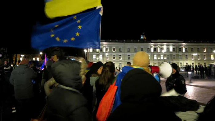 Aproximativ 100 de persoane protestează în faţa Palatului Ducilor din Vilnius. FOTO Elena Dumitru