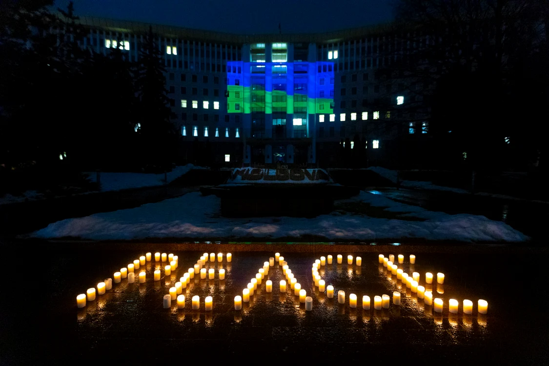 Parlamentul a fost iluminată în culorile drapelului ucrainean. FOTO: Multimedia.parlament.md