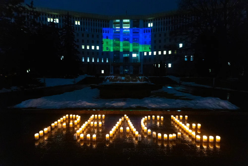 Parlamentul moldovean, iluminat în culorile drapelului ucrainean, la patru ani de la începutul războiului