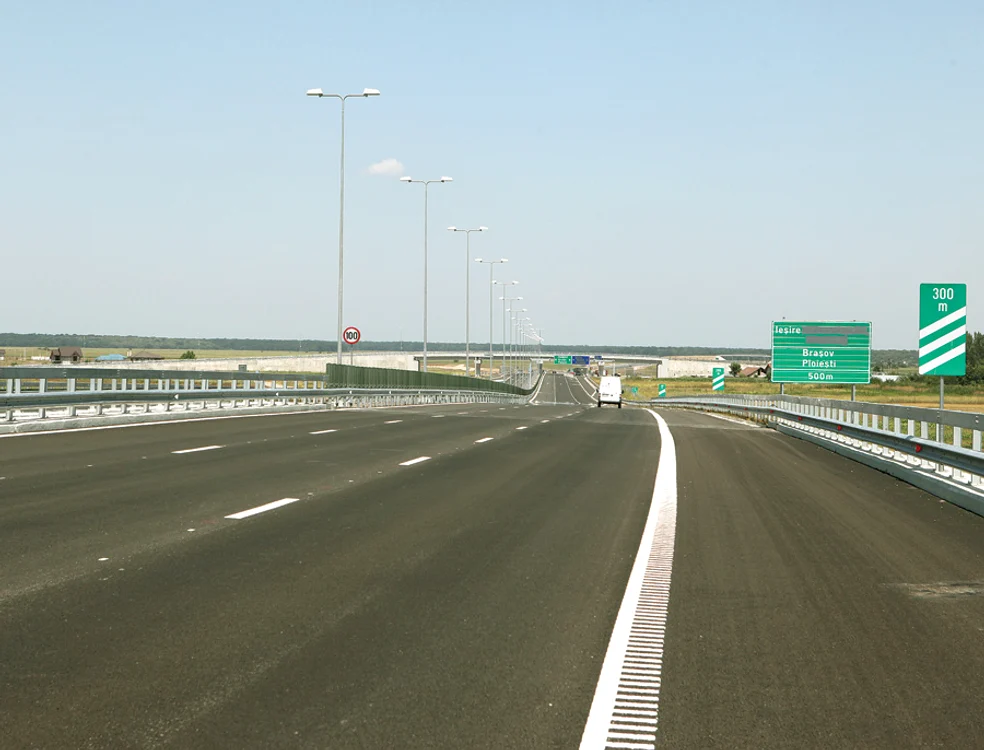 
    Pe autostradă au fost montate  panourile, dar localităţile spre  care ar fi trebuit să existe  ieşiri sunt şterse (foto: Sever Gheorghe)  