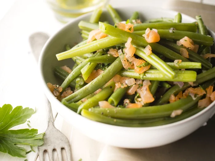 salata de fasole verde cu somon afumat jpeg
