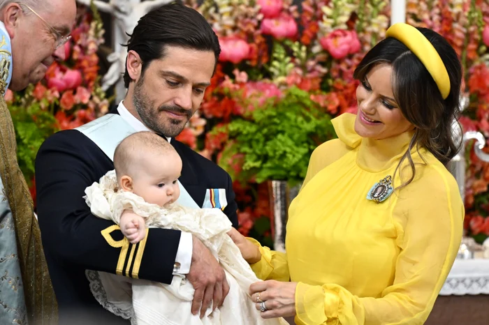 Prințul Carl Philip alături de fiica sa, Prințesa Ines, și Prințesa Sofia, în timpul botezului Prințesei Ines, la Capela Palatului Drottningholm din Stockholm, Suedia, pe 13 iunie 2025 Foto Profimedia (9) jpg