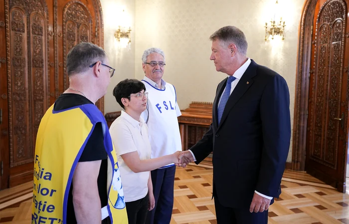 Ariana Dudună, președinta Asociației Elevilor Constanța dă mâna cu președintele Iohannis