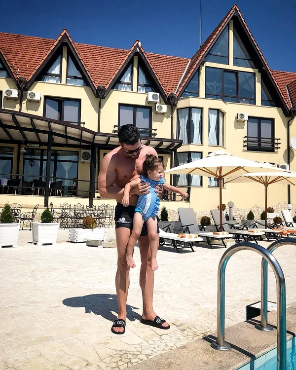 Victor Slav are mare grjiă de fetița sa