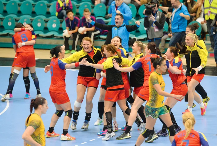 
    La finalul meciului,  româncele au petrecut  alături de fanii veniţi din ţară  