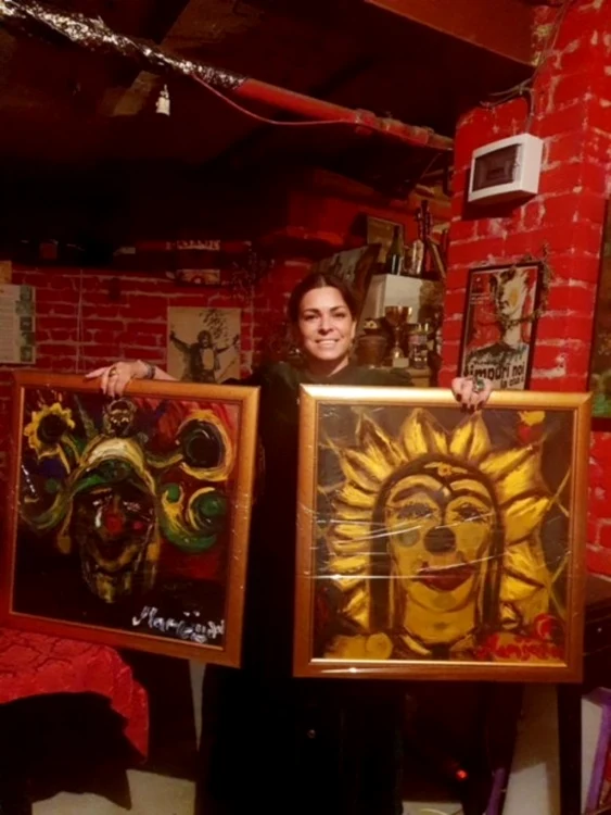 
    Dana Coteanu, alias Marijuana, își vinde tablourile cu 500 de lei bucatafoto: Facebook  