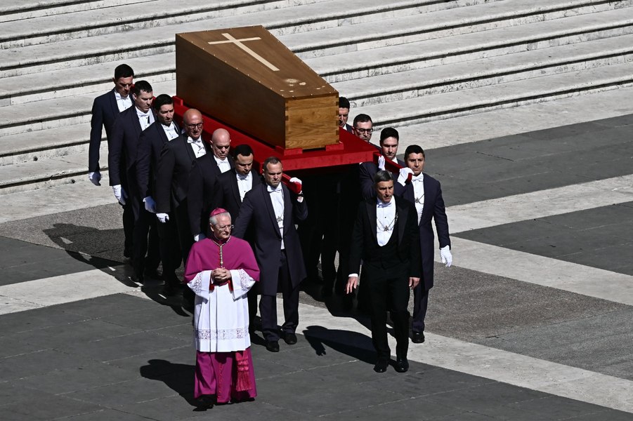 Funeraliile Papei Francisc s-au încheiat. Papa este condus în ultima călătorie prin Roma LIVE TEXT