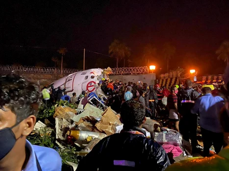 Accident aviatic în sud-vestul Indiei un Boeing 737 al companiei Air India s-a rupt în două la aterizare pe aeroportul Calicut FOTO EPA-EFE