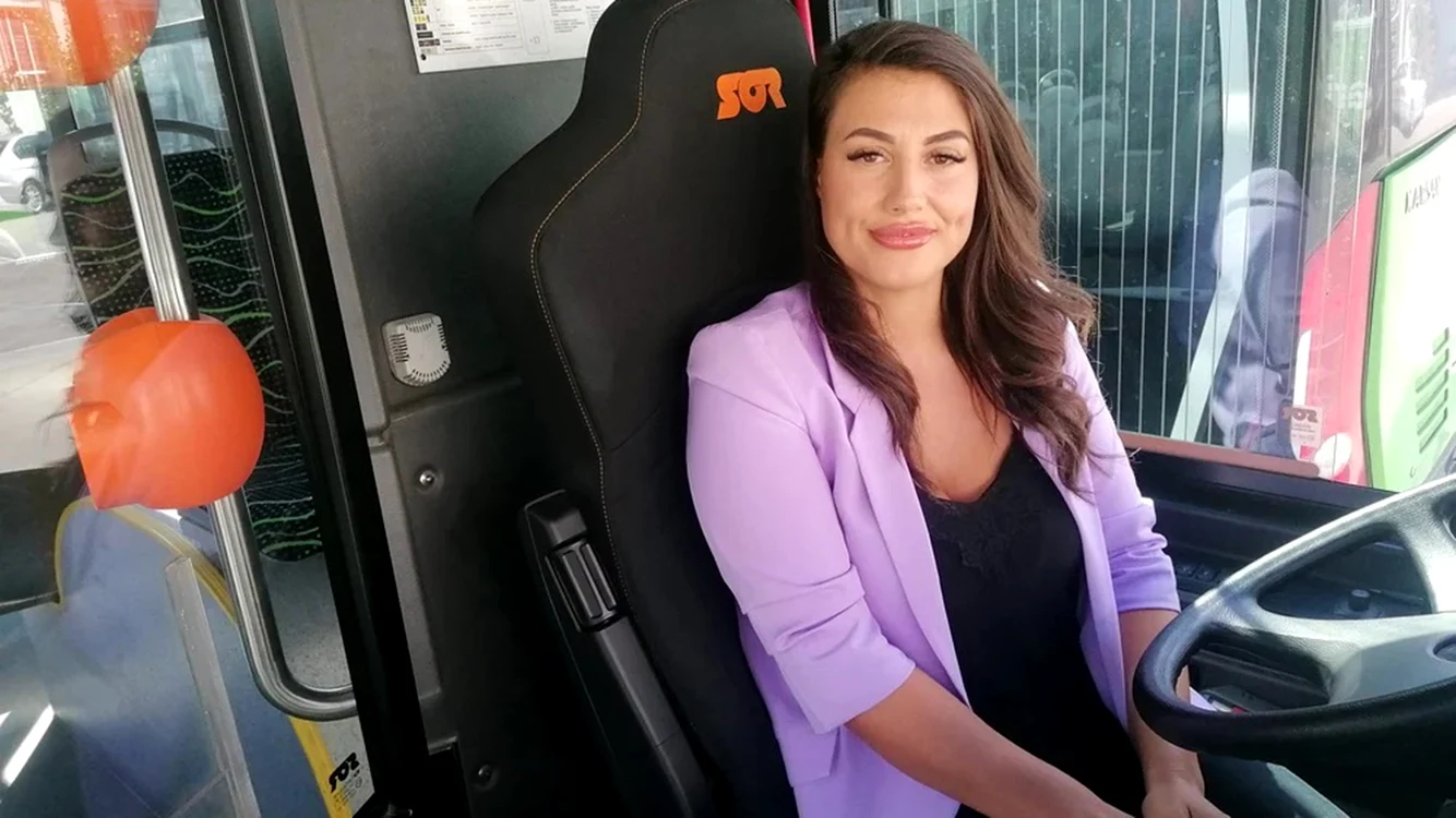 Daniela Puşcaciu se simte la volan ca peştele în apă. Foto: adevarul.ro
